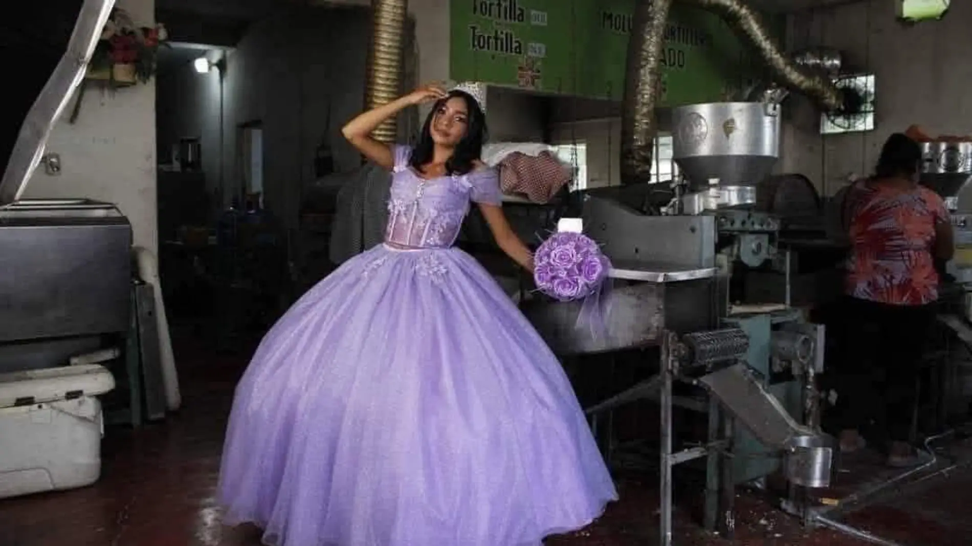 Quinceañera se vuelve viral al elegir la tortillería donde trabaja su mamá